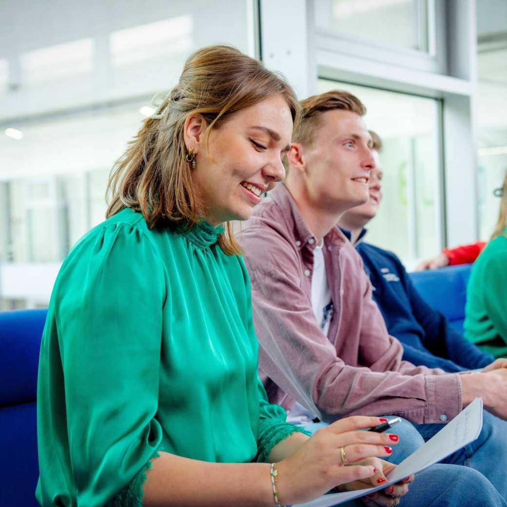 studenten van de master circulaire economie in overleg