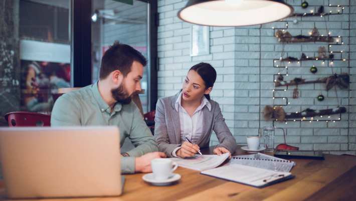 Financieel professional in overleg met mkb klant op locatie, finance, financieel, AFEM, MIAM, master integraal adviseur MKB, stockfoto