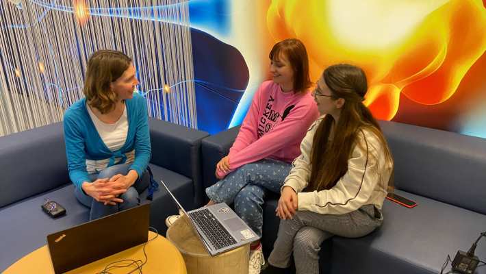 Drie leden van de Academieraad van de Academie Toegepaste Biowetenschappen en Chemie, Carien Booijink, Liudmyla Zhukovska en Sonja Lezaja