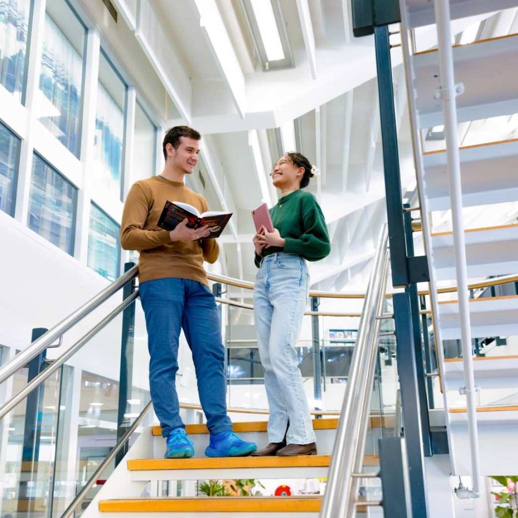 2 HAN Studenten in het trappenhuis op de HAN campus in Nijmegen