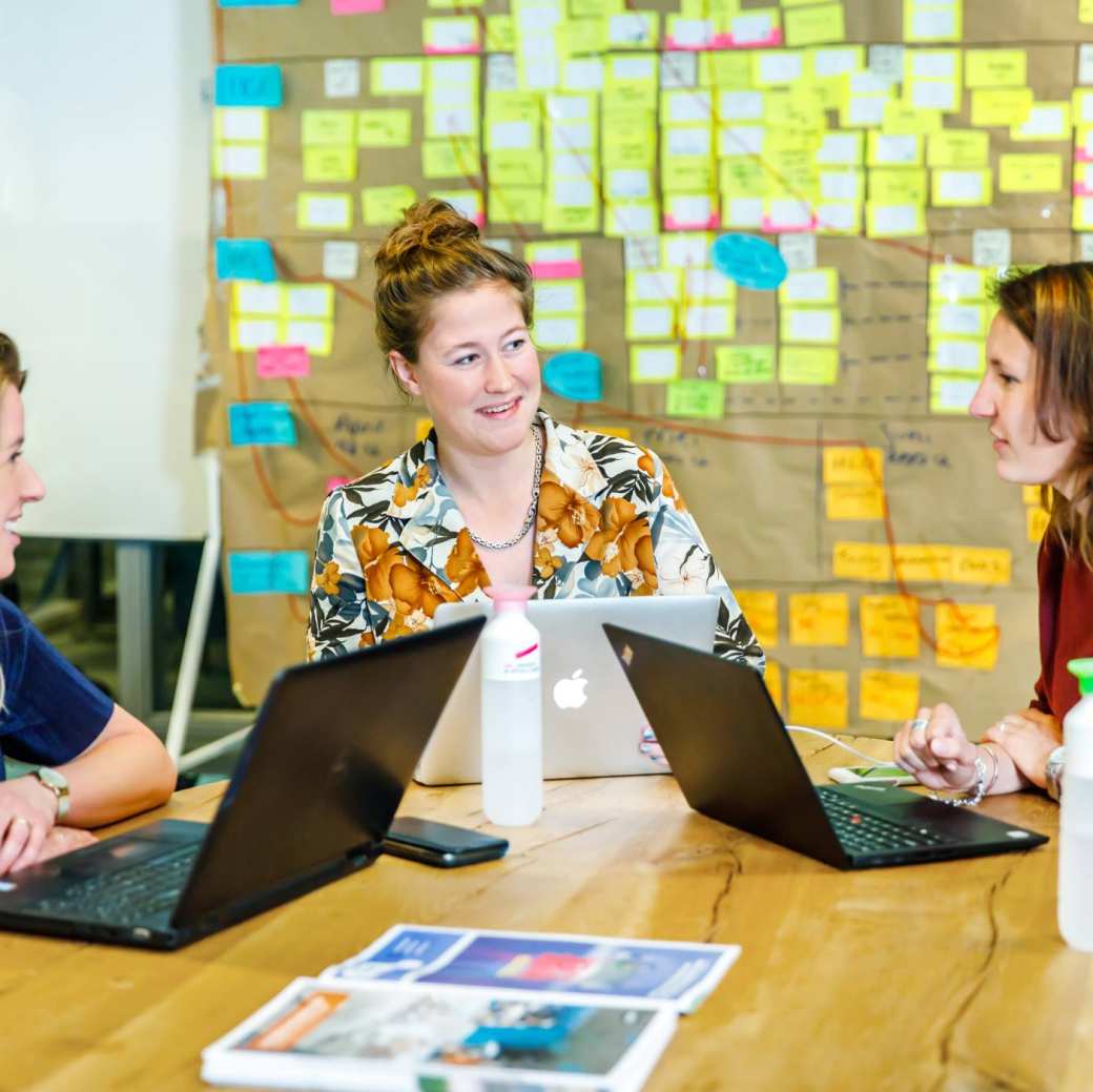 collegas overleggen aan ovale tafel