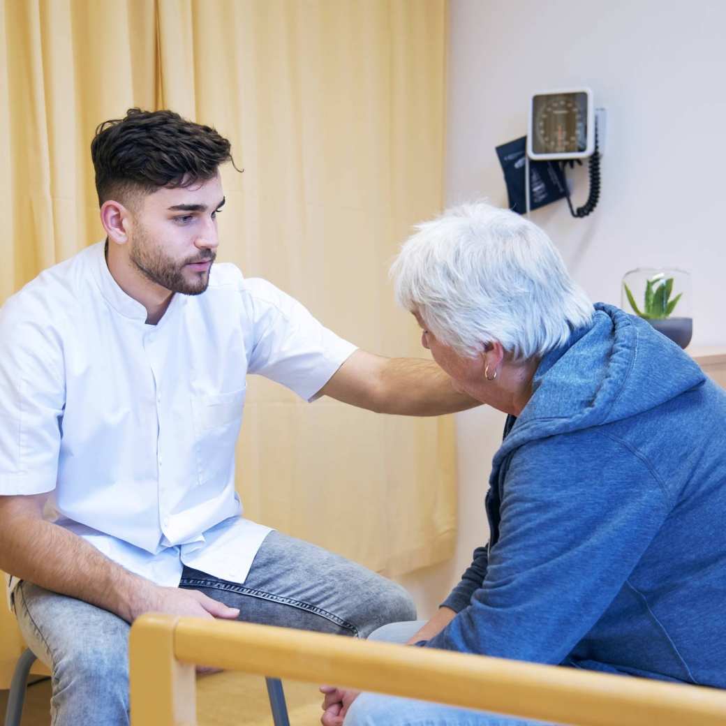 Voltijd Verpleegkunde student in gesprek met cliÃ«nt/ patiÃ«nt-2