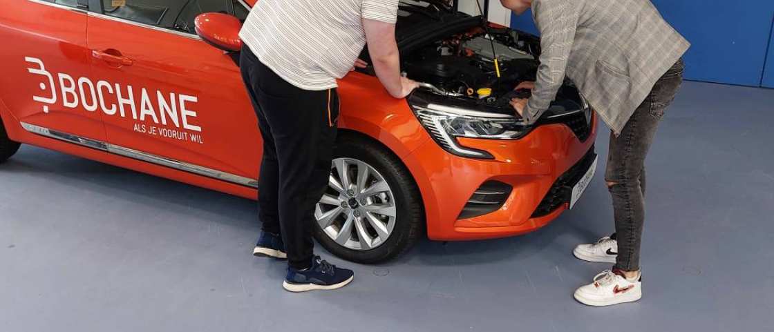 Melchior en Stijn, HAN Automotive studenten, onderzoeken welke systemen er in de Renault Clio Hybride zitten, hoe deze systemen geregeld worden en wat er gemeten moet worden om dit regelgedrag zichtbaar te maken.