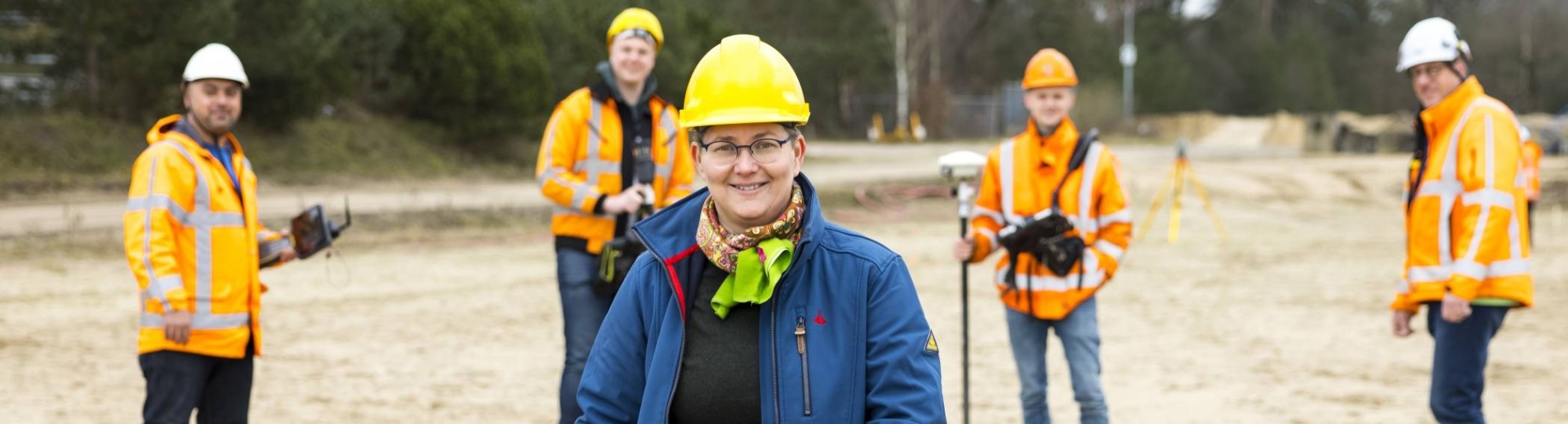 Claudia Klarenbeek loopt met collega's op achtergrond skillshub