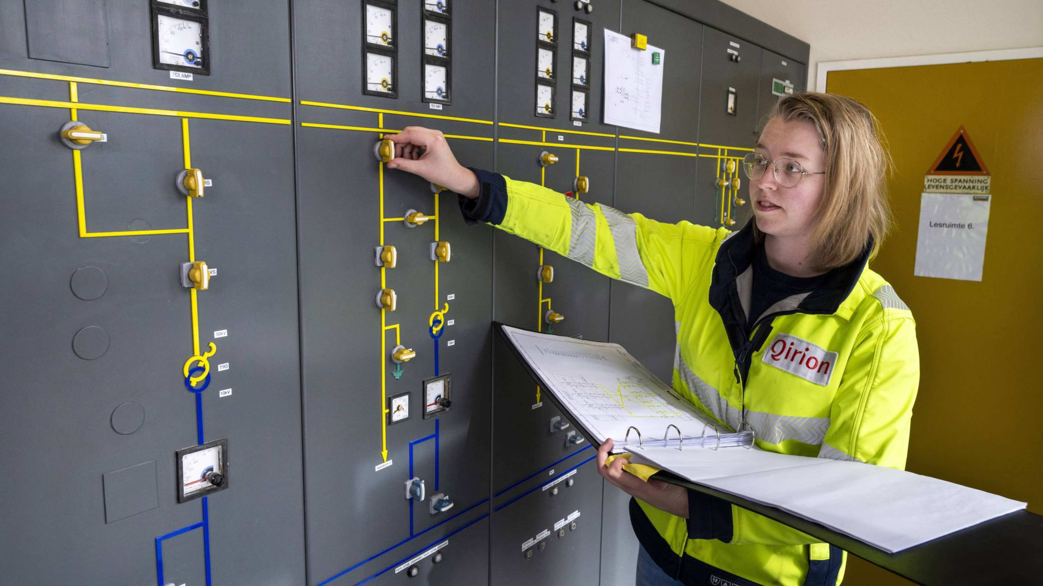 Oud-student Elektrotechniek Bianca Niekerk bij de knoppenkast van Qirion.