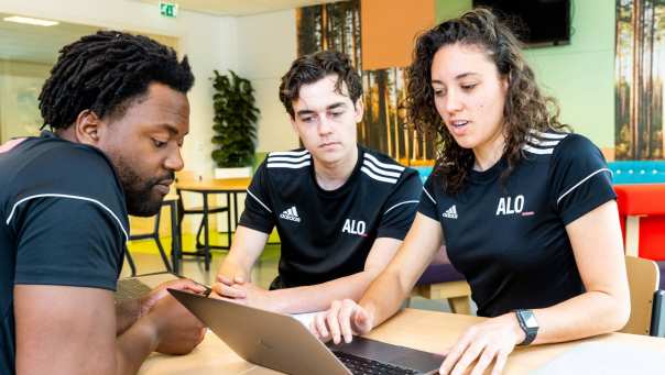 alo-deeltijd_studenten-laptop-tafel4_2022