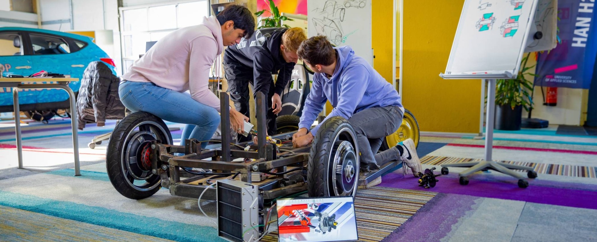 Studenten werken aan Boyle eenpersoonswaterstofvoertuig H2lab Waterstoflab IPKW waterstofproject