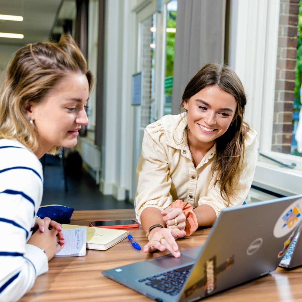 2 communicatie studenten achter laptop