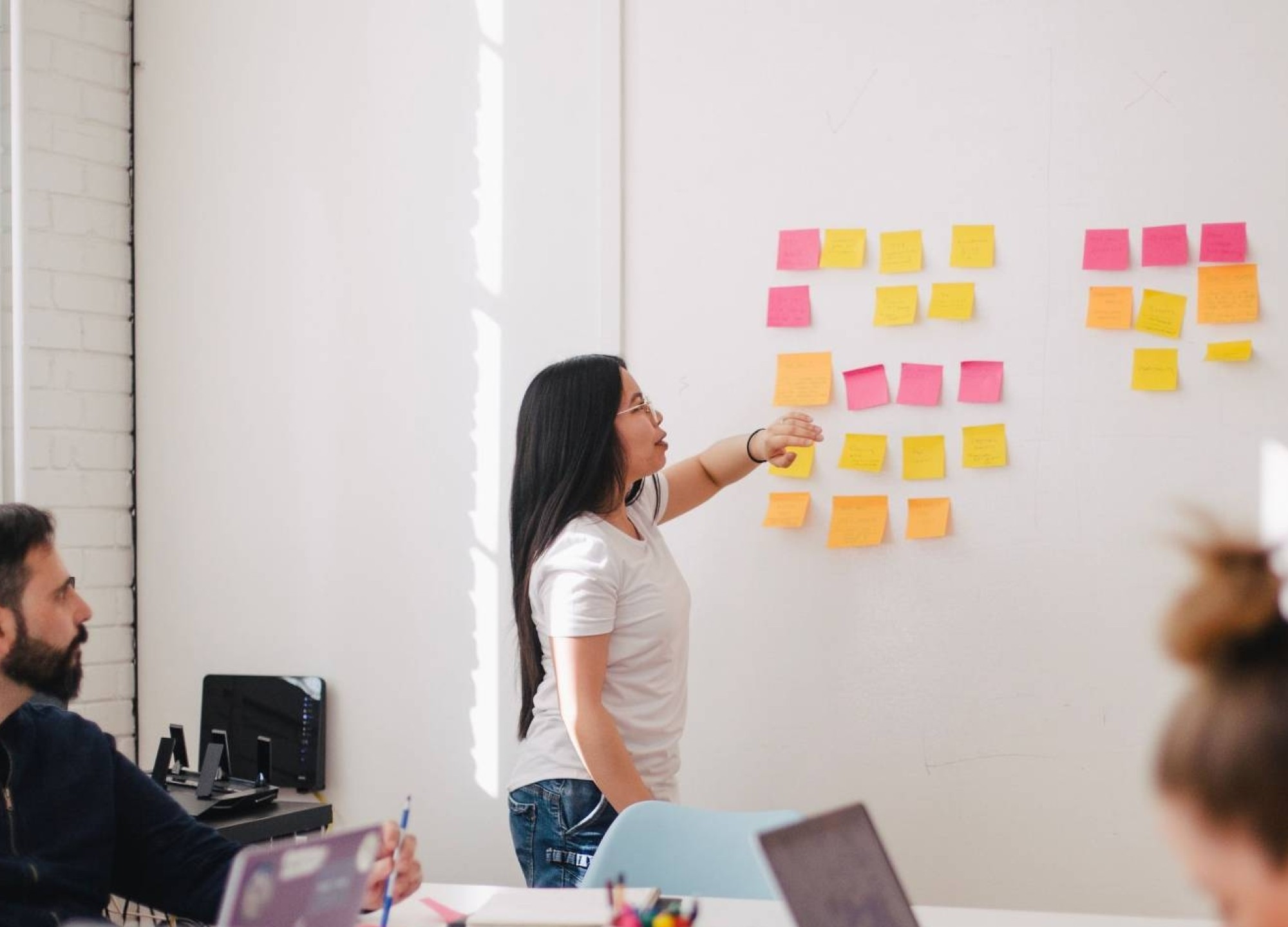 studente plaatst sticky notes op muur