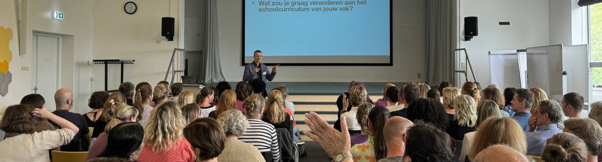 Sebastiaan Dönszelmann die spreekt bij het symposium the Future of English Teaching