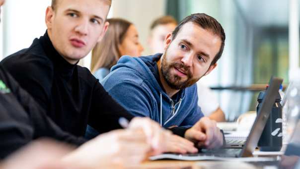 twee sportkunde deeltijd studenten zitten in de klas