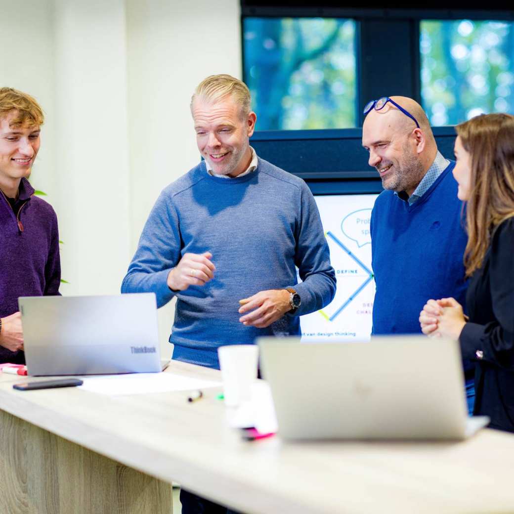 Studenten van de master Business Sales in overleg aan statafel. 