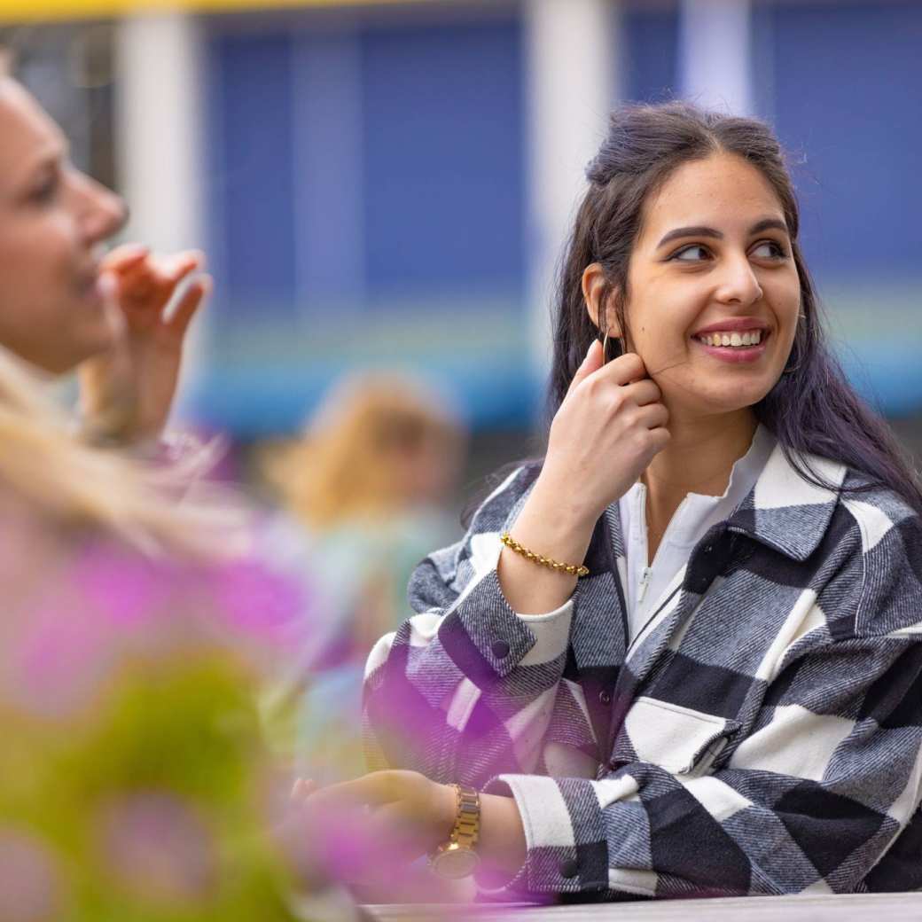 AFEM_studenten-buiten-plein-arnhem-0314_2023