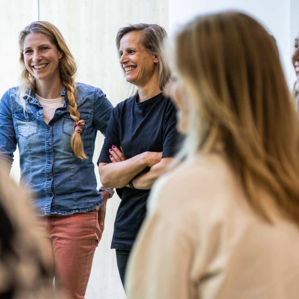 lachende studenten in gesprek in klas op papendal