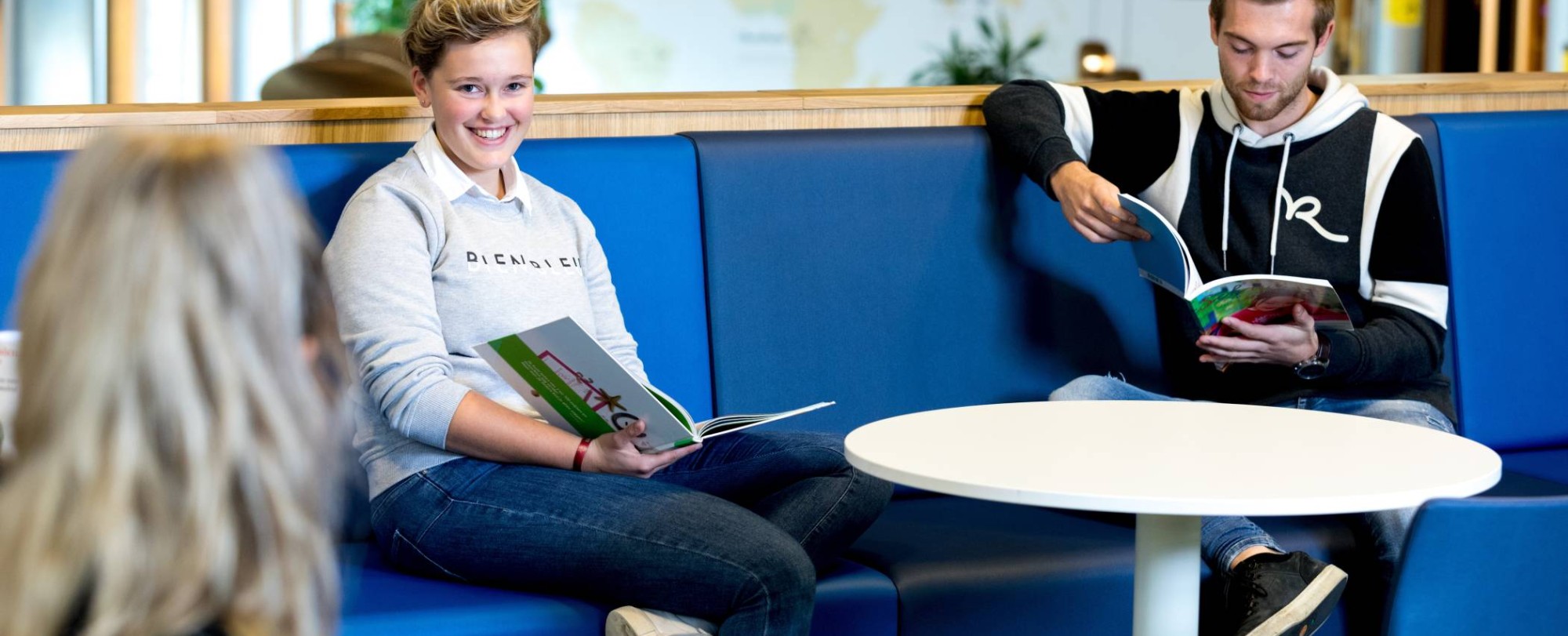 Studenten HAN Pabo Arnhem lezen boek en lachen.