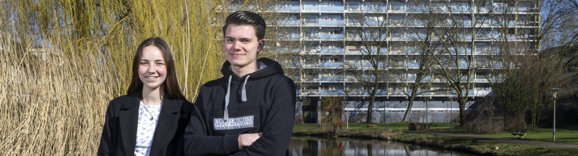 bouwkundestudenten Lotte Eijsackers en Mathijs Jacobs voor een oud appartementencomplex