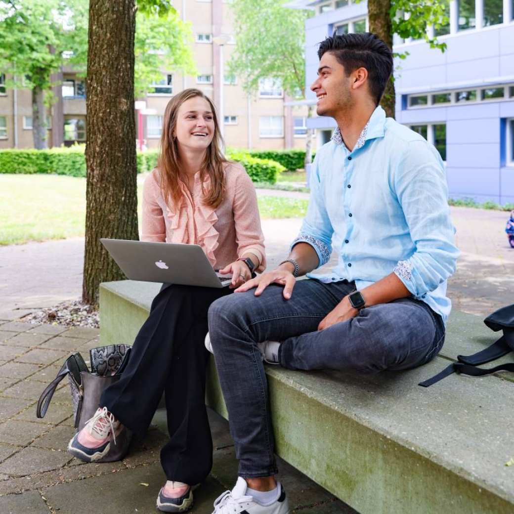 Foto Bedrijfskunde voltijd Nijmegen, studenten buiten, gesprek, overleg