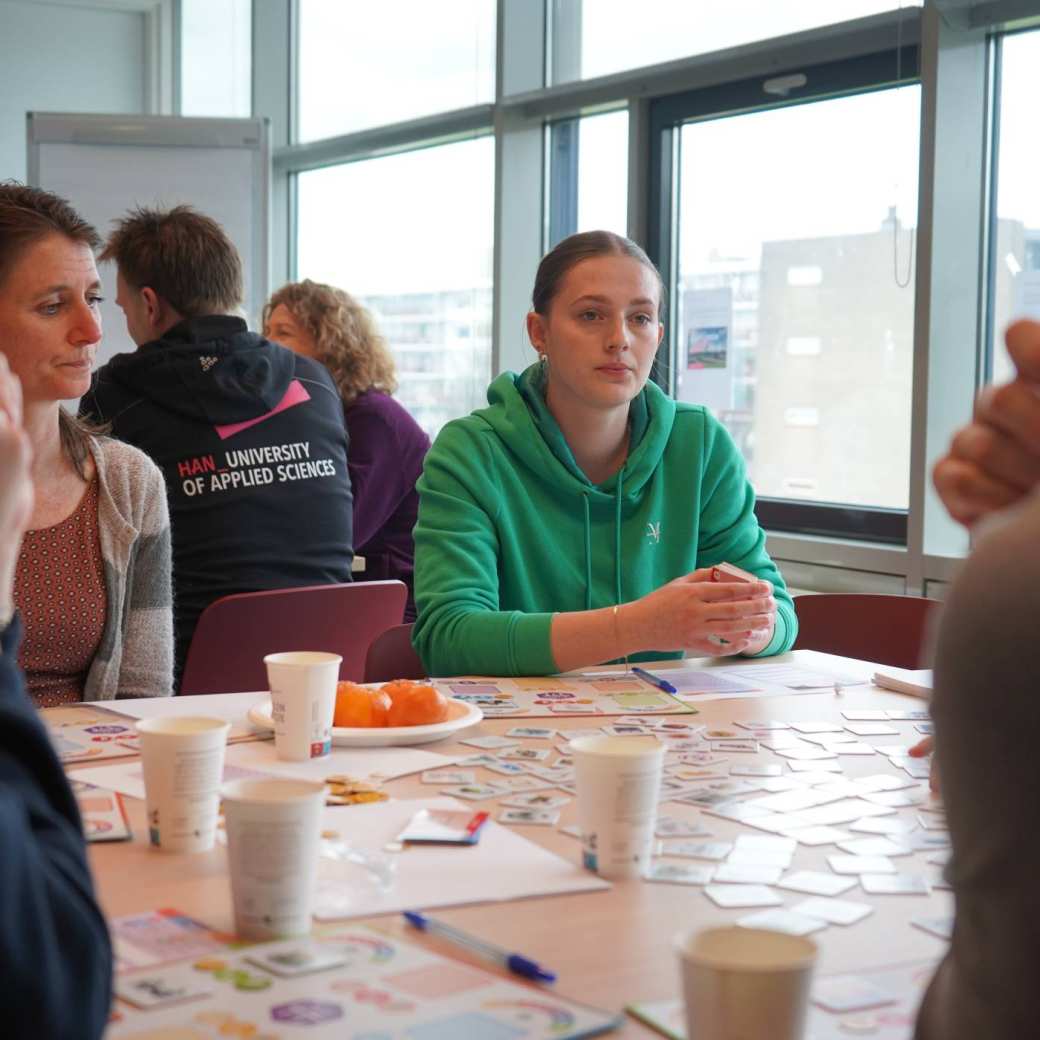 Spelers spelen het spel "Alles op Tafel"