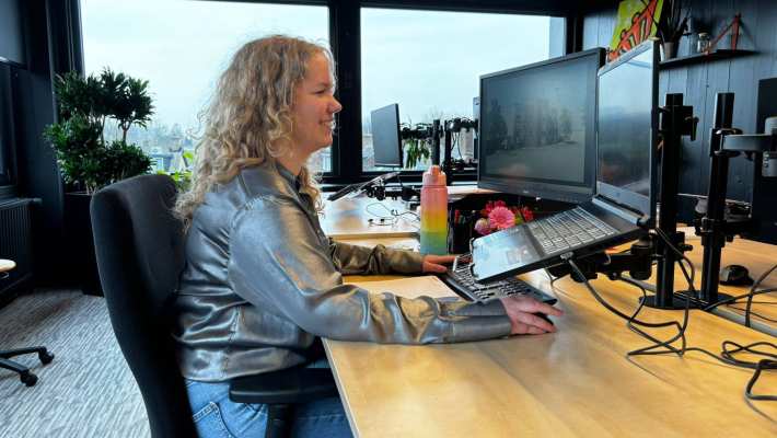 Pleun Homveld achter de pc