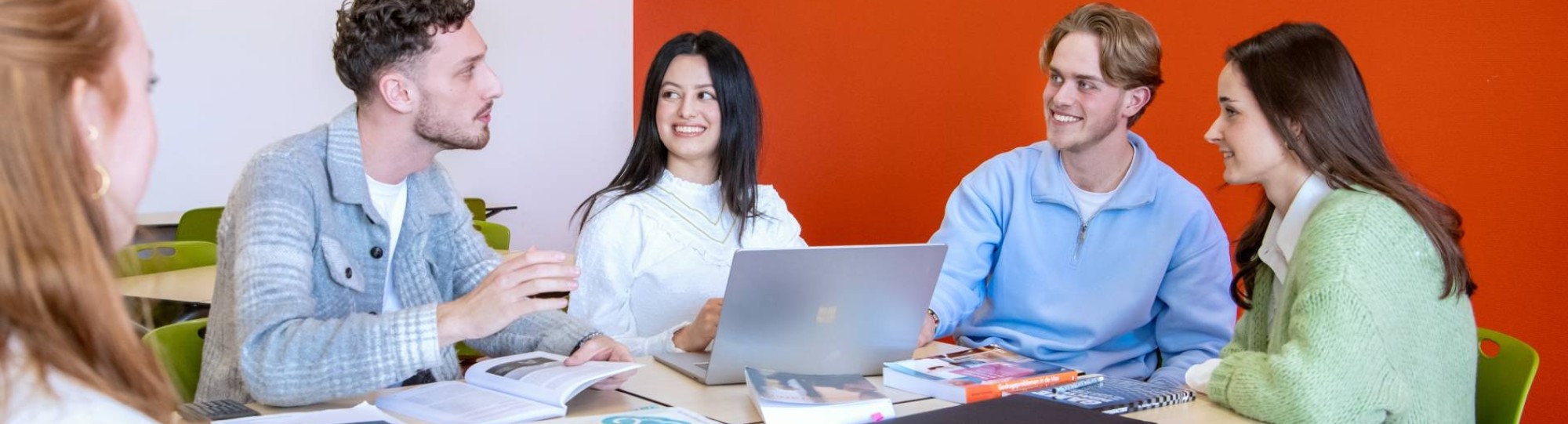 De studenten overleggen in de klas. 