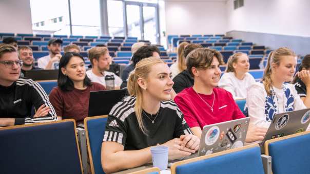 sport sportkunde alo studenten en docent in leslokaal of sportveld 2024