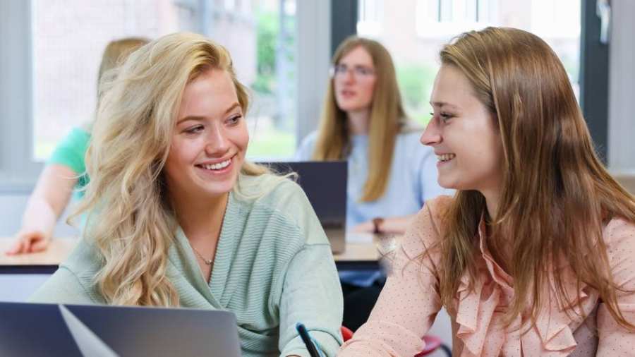 Foto Bedrijfskunde voltijd Nijmegen, klassetting, studenten samenwerken