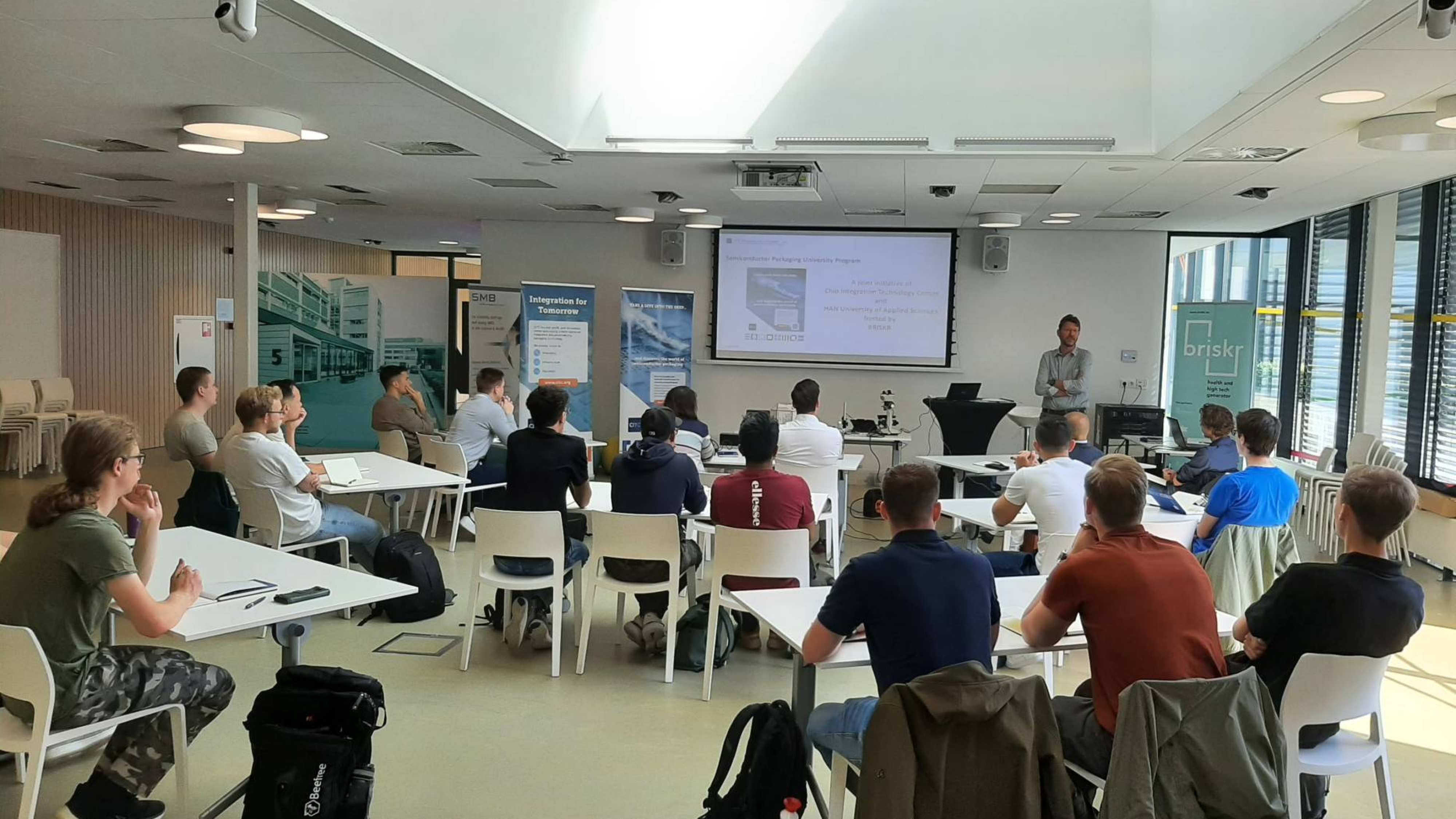 Volle klas met studenten die het Semiconductor Packaging University Program volgen.