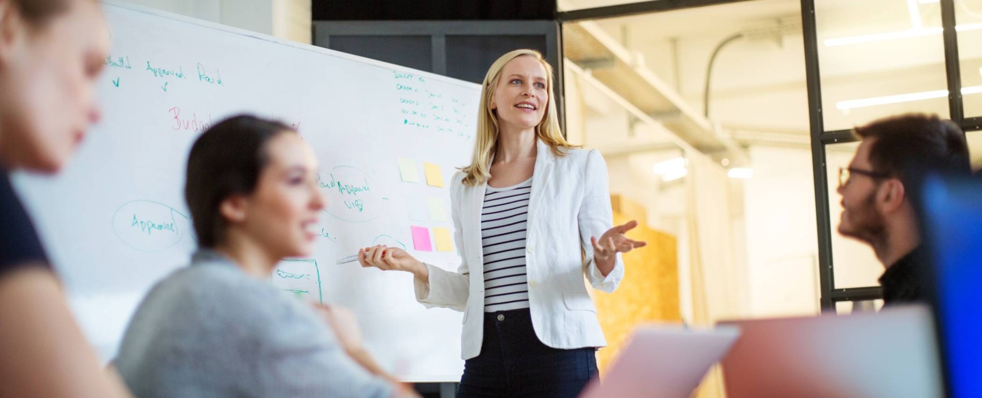 Deelnemers aan de post-hbo opleiding Contentmarketing en contentstrategie werken samen een customer journey uit met post-its op de HAN campus Arnhem.