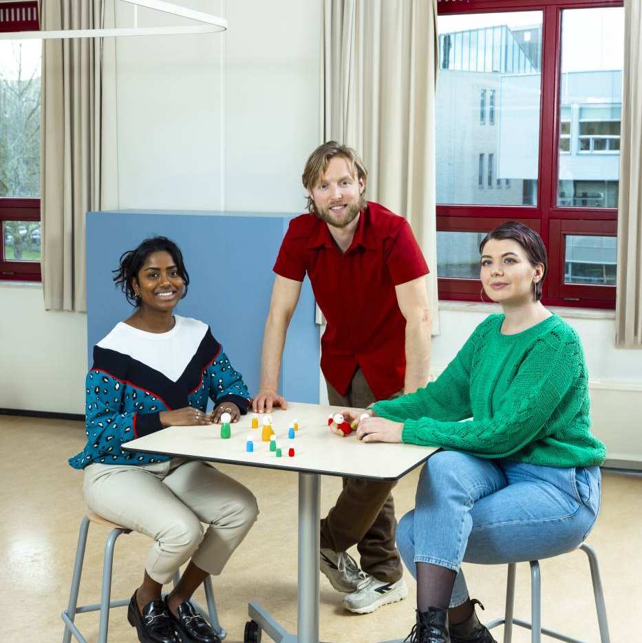 3 duale studenten aan de HAN op de Open Avond bij zorg en vitaliteit.