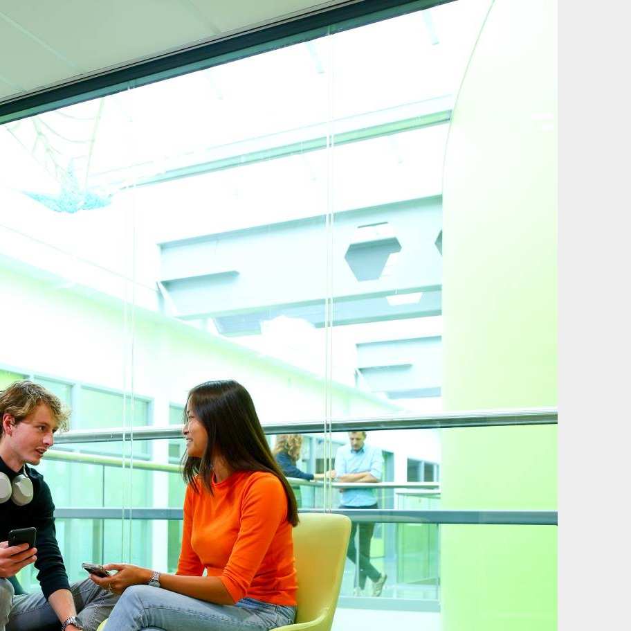 2 communicatie studenten zittend in gesprek