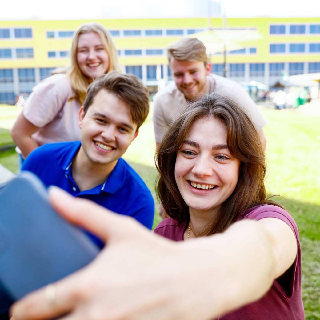 Studenten buiten mobiel selfie