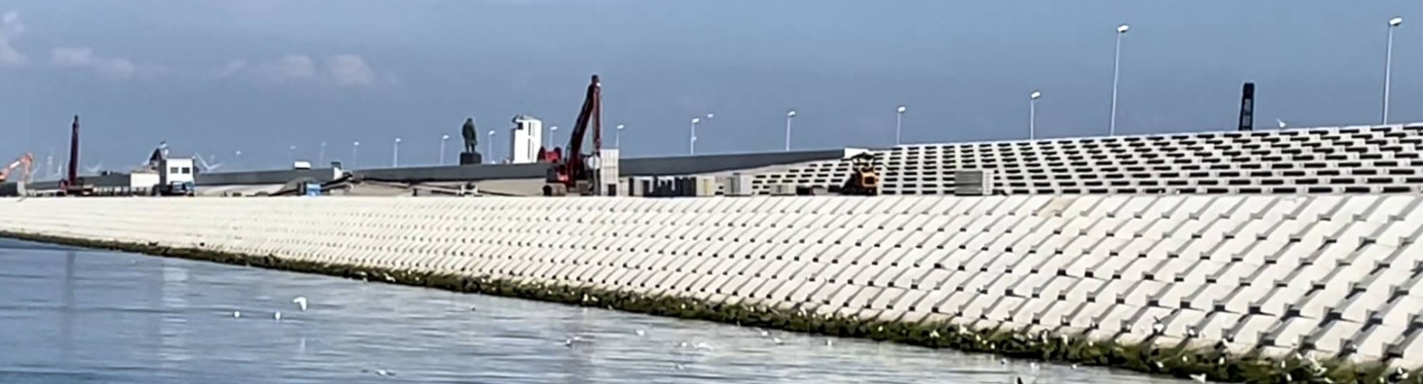 De afsluitdijk wordt verstevigd met Quattroblocks