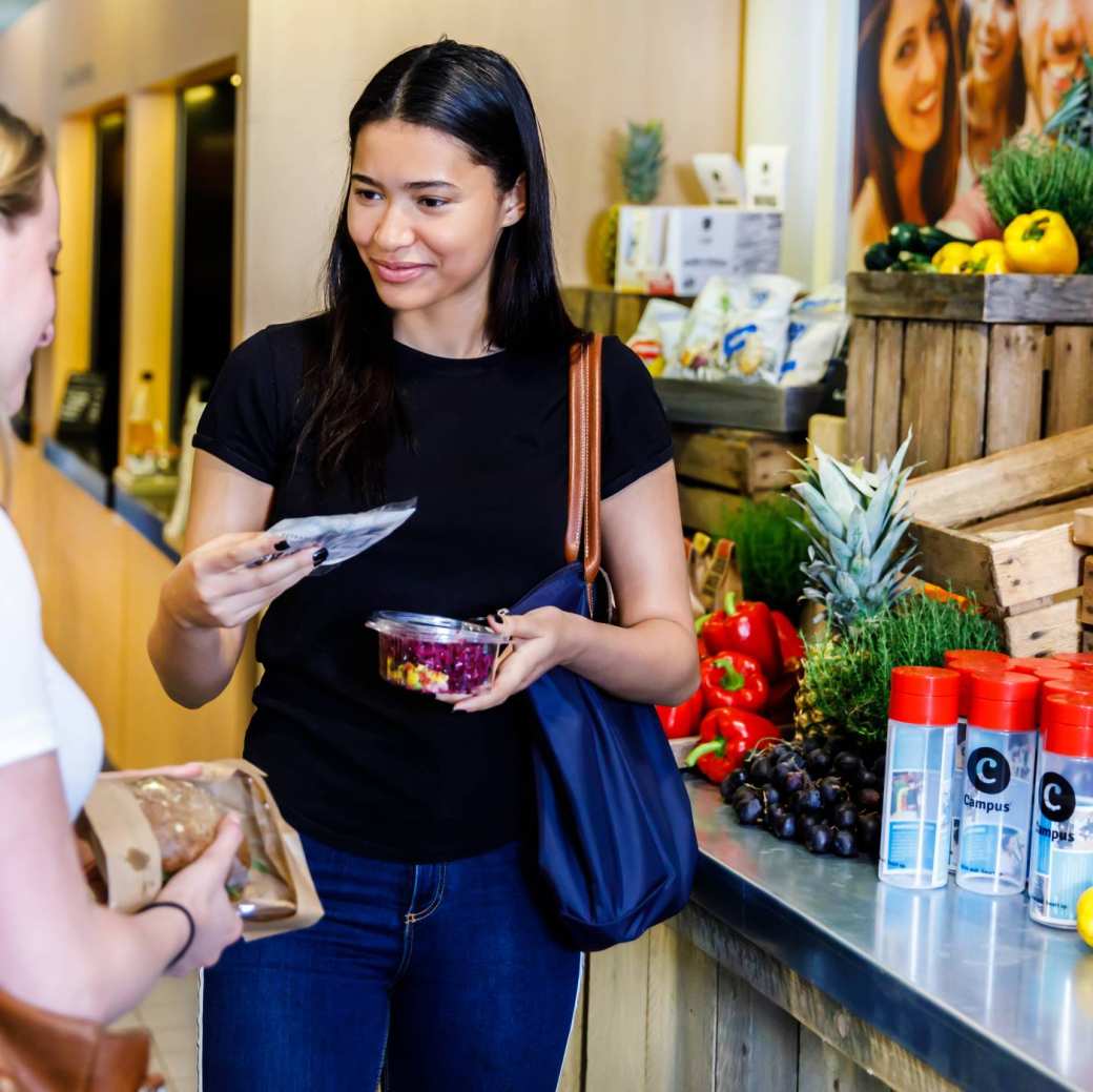 studenten praten over gezonde voeding