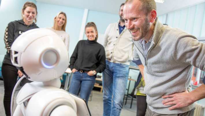 studenten aan het werk met robot