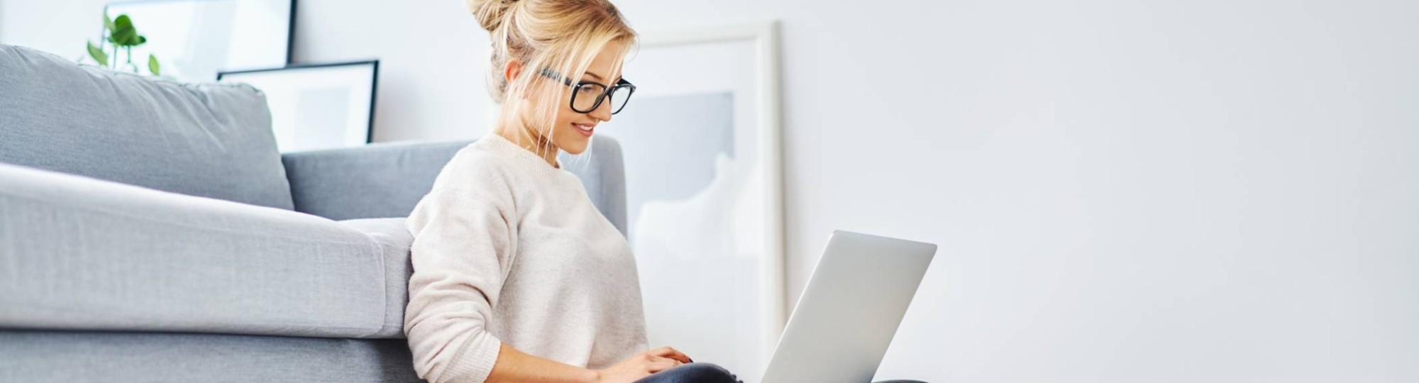 Student werkt op een laptop