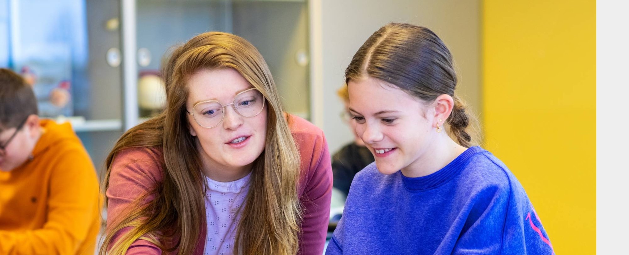 5 Leraar Geschiedenis studenten staan rondom een tafel om een kaartspel te doen.