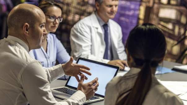 manager leidt een zakelijke bijeenkomst met collega's en medische professionals