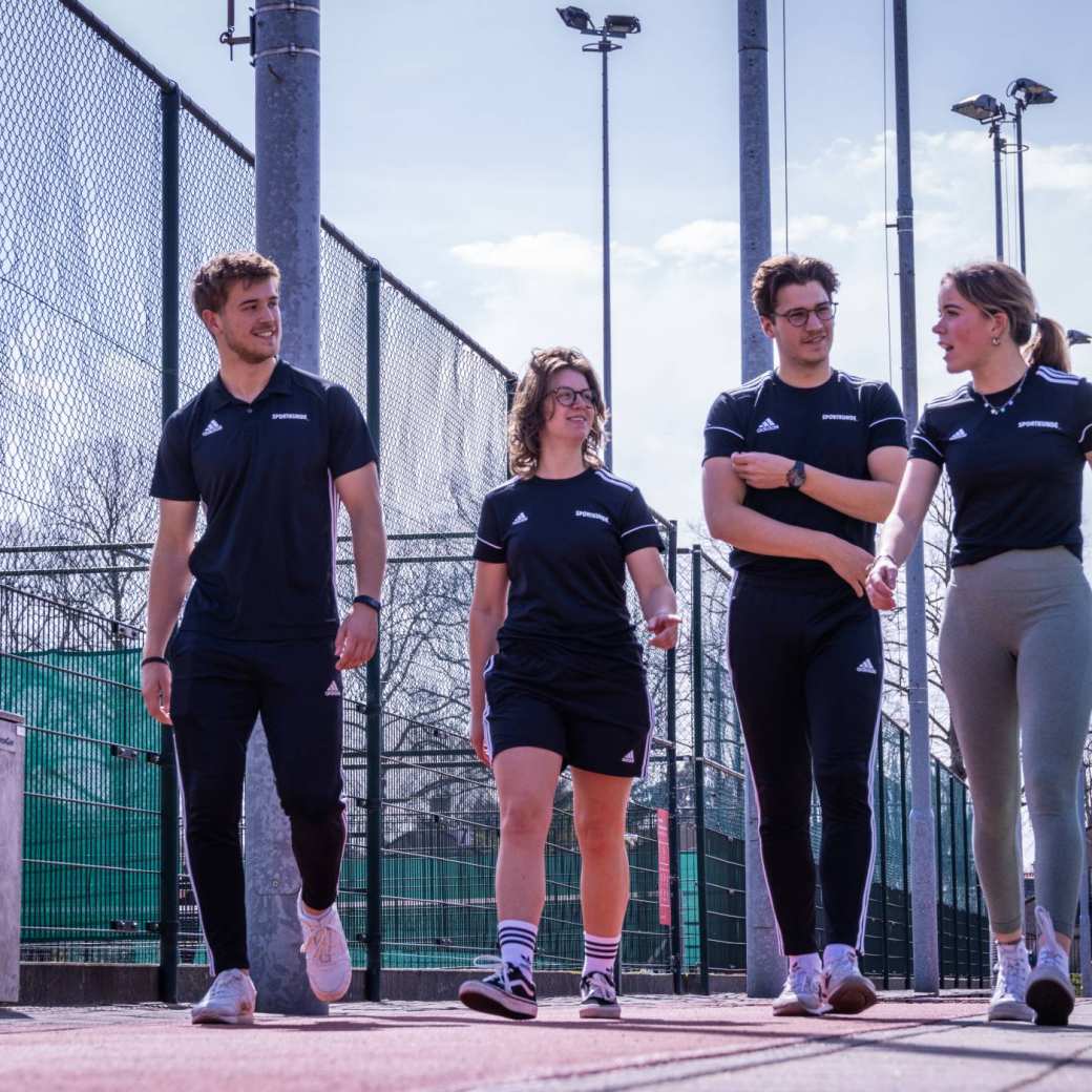 sportkunde vier studenten lopen zicht op voorzijde 2022