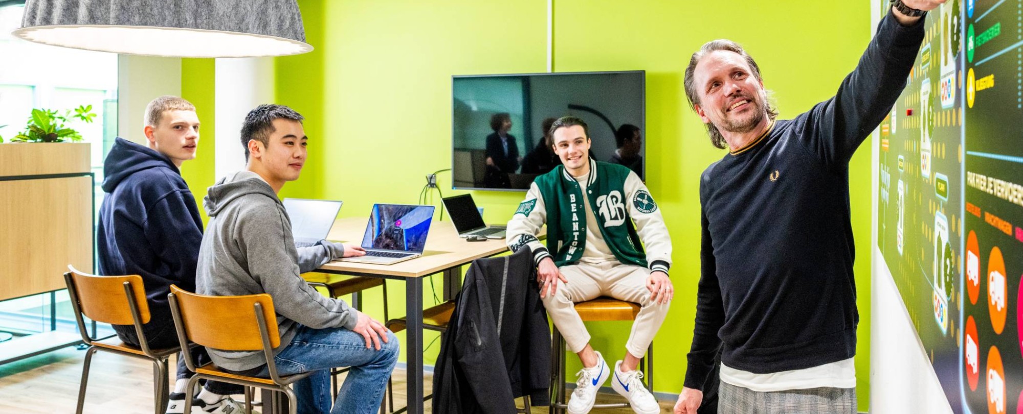 Docent geeft uitleg aan studenten van de bachelor Logistics Management voltijd