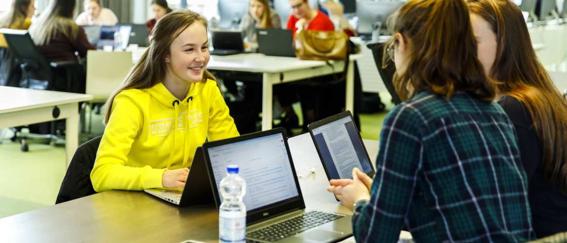 Studenten Pedagogiek werken in studiecentrum overview