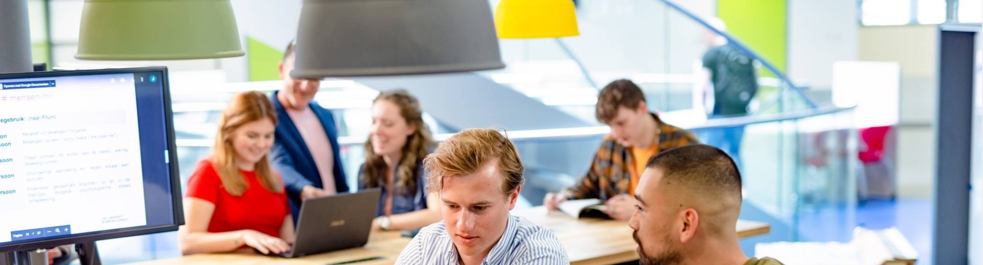 Facility Management, foto 8219, studenten aan het werk op de laptop, samenwerken