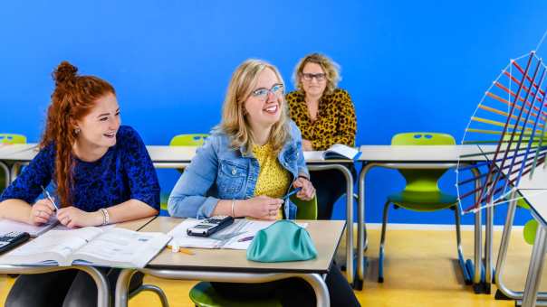 Close-upfoto van drie Wiskunde studenten die kijken naar een wiskundig model. 