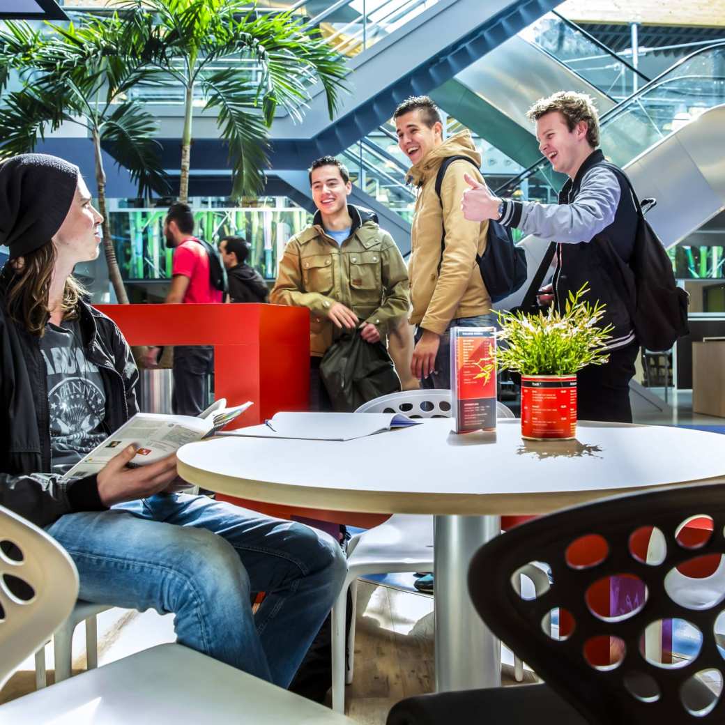 Studeren in Nijmegen. Studenten Social Work zijn blij om te studeren in Nijmegen op de HAN Campus.