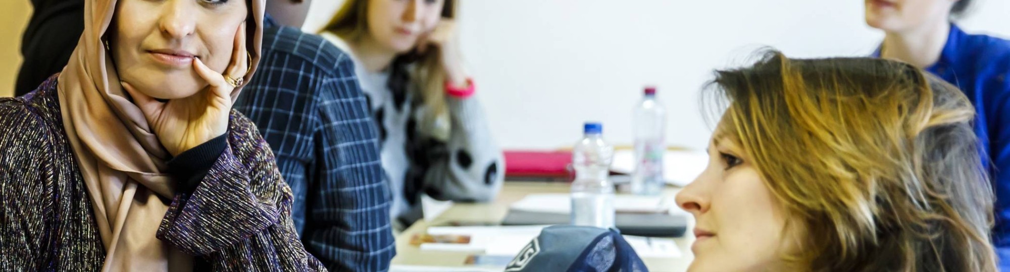 twee vrouwen luisteren naar gesprek