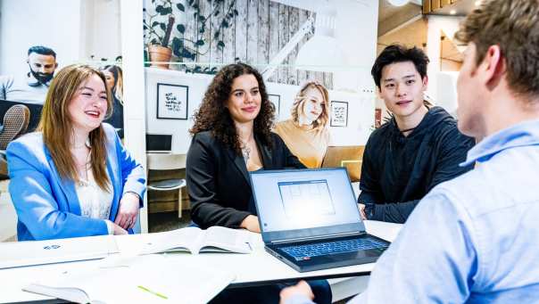 Studenten in overleg op de HAN in Arnhem