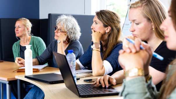 Studenten van de master pedagogiek volgen een les op de groenewoudseweg