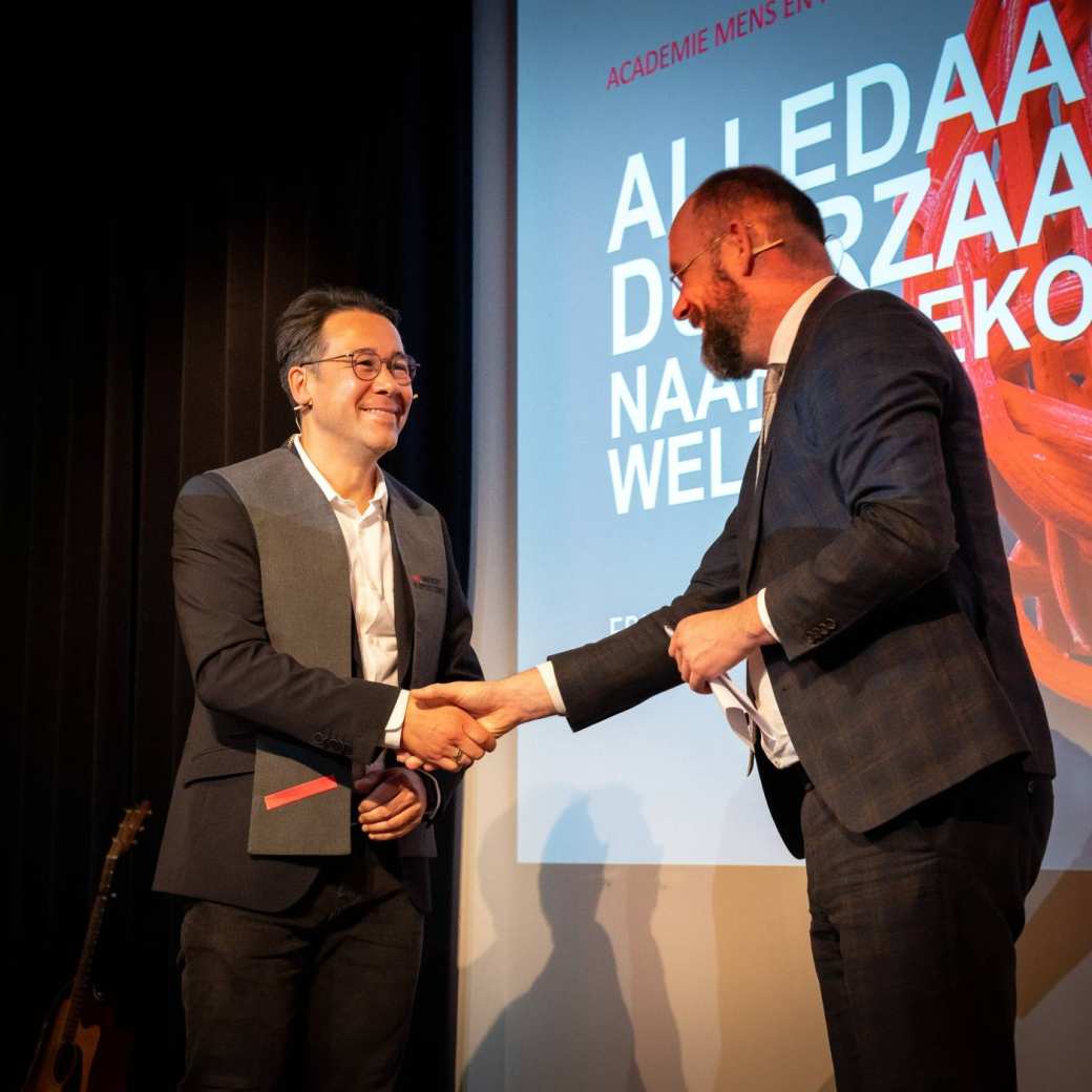 Lector Erik Jansen van lectoraat Sociale Duurzame Praktijken samen met Rob Verhofstad, voorzitter college van bestuur HAN.