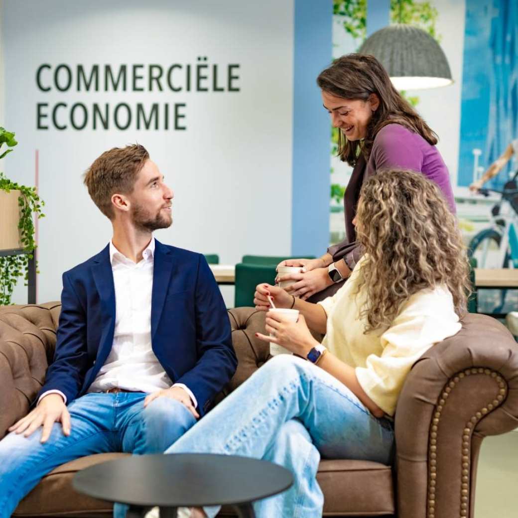 Studenten van de bachelor Commerciële Economie deeltijd, duaal in gesprek en samenwerken. 