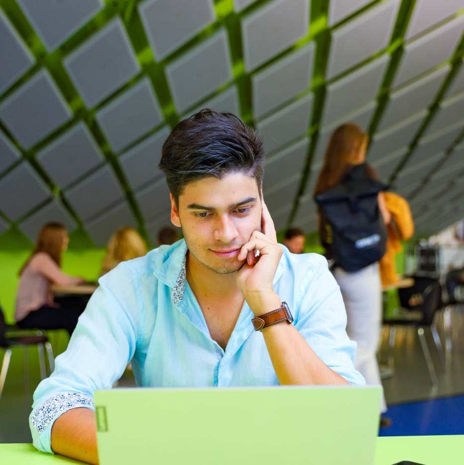 bedrijfskunde voltijd, foto 6752, student op de laptop aan het werk in de kantine