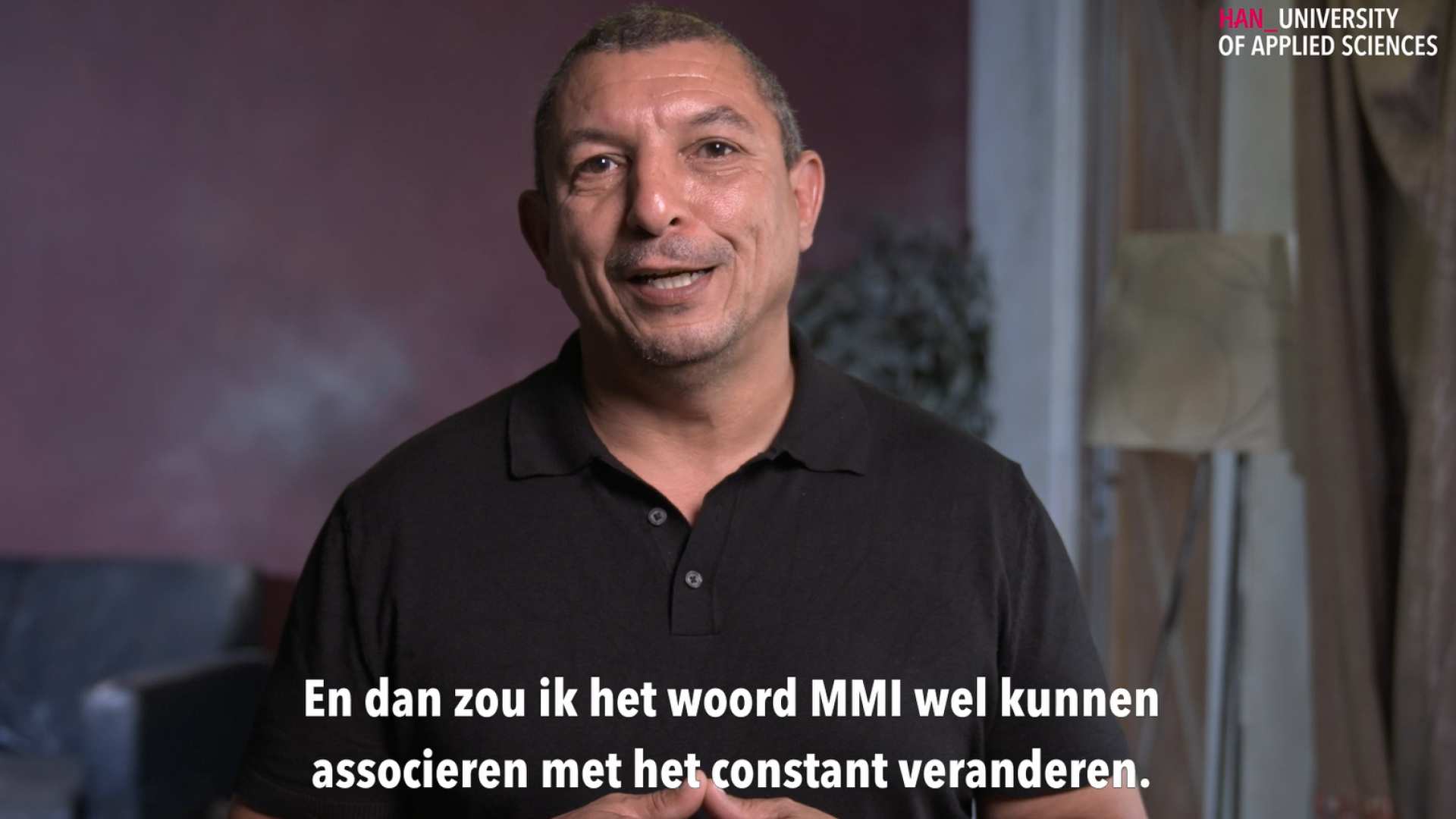 twee heren kijken elkaar aan en lachen